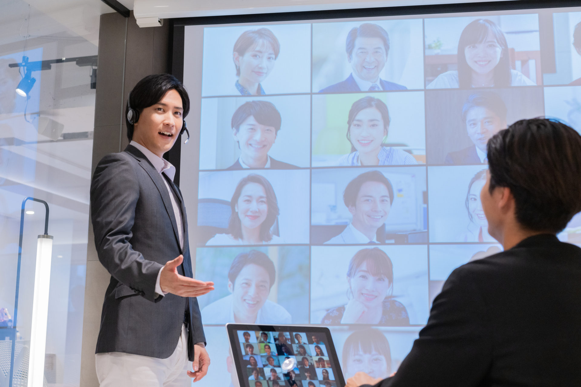 Web会議に最適なモニターとは サイズや選び方を紹介 Freshvoice フレッシュボイス
